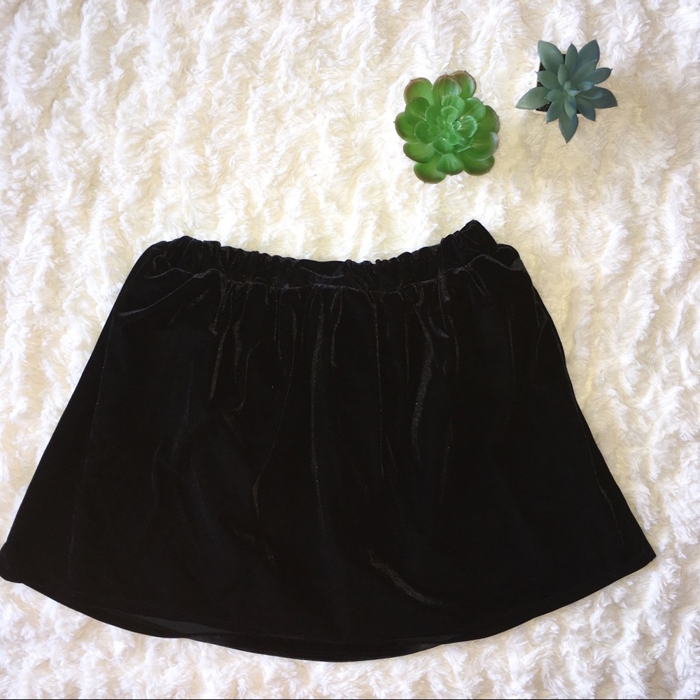 5/$25 Children’s Place Black Velvet Skirt